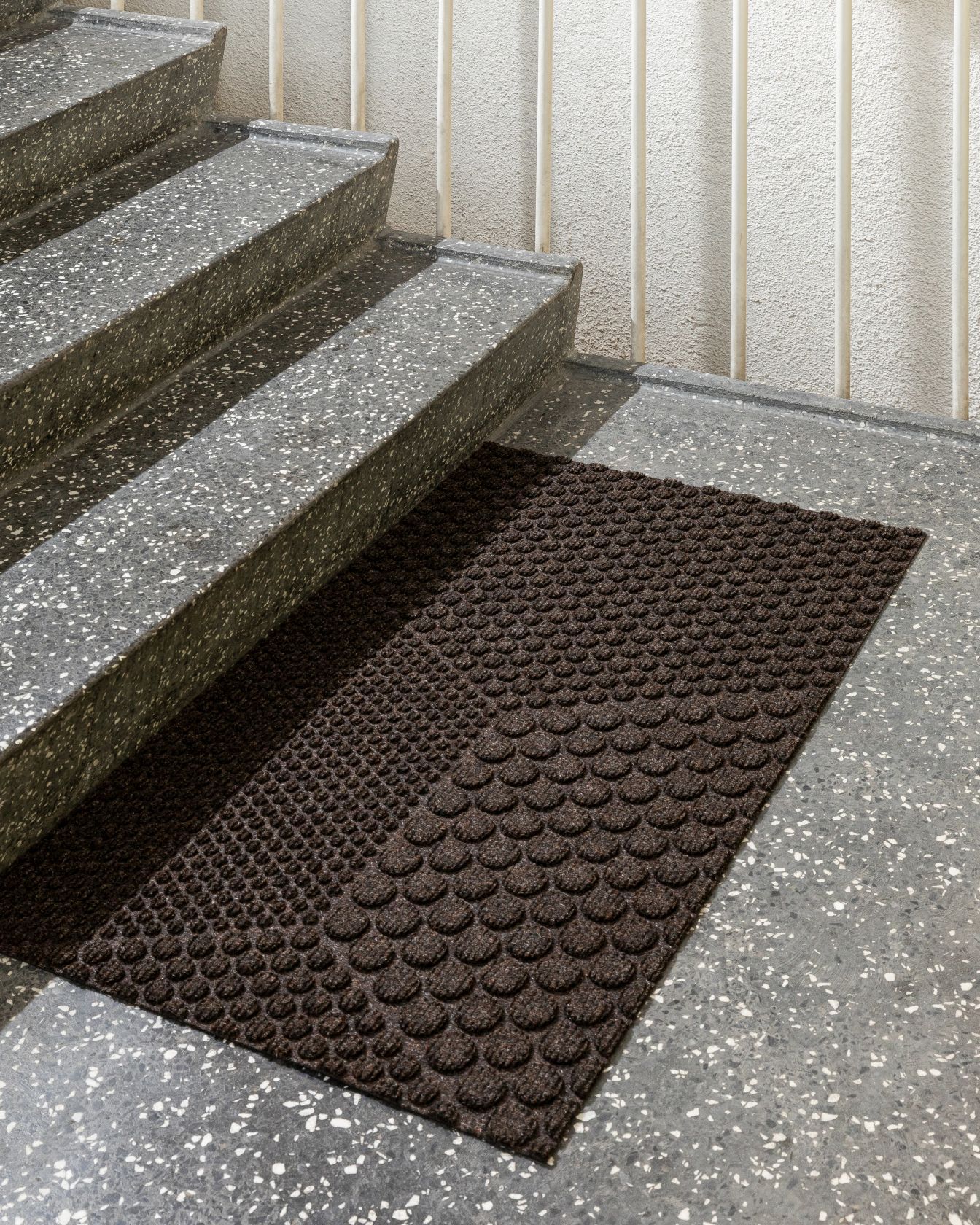 Braune Heymat Fußmatte "Soil" 55x90 cm vor einer Treppe, ideal für den Eingangsbereich.