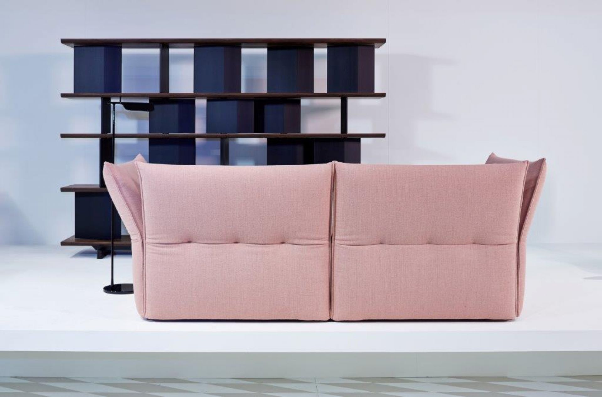 Rückansicht des rosa Vitra Mariposa Sofas mit hohem Rücken und seitlichen Flügeln.
