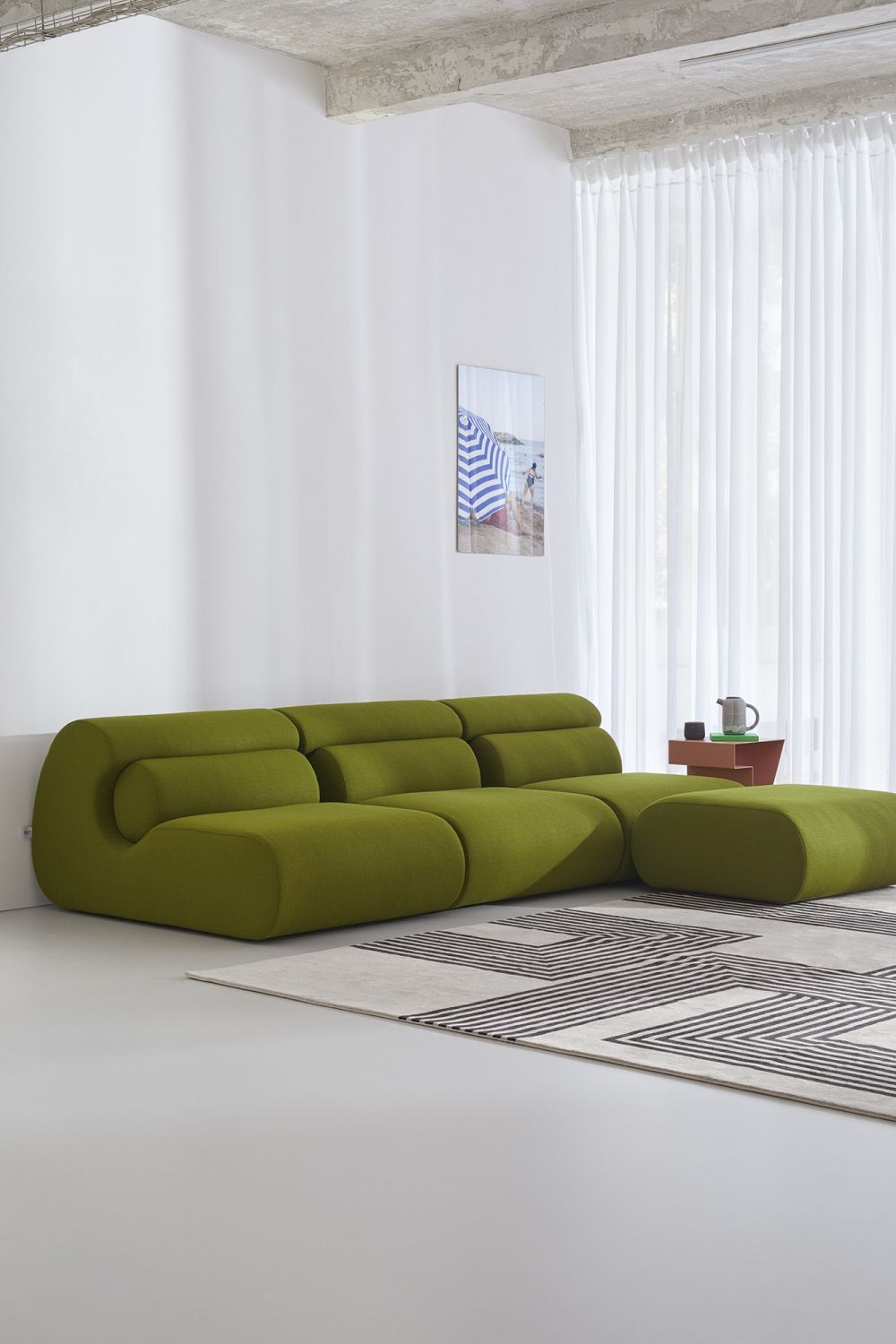 Grünes OLA Sofa mit Ottoman im Bouclé-Stoff, modernes modulares Design für Wohnzimmer und Lounge.