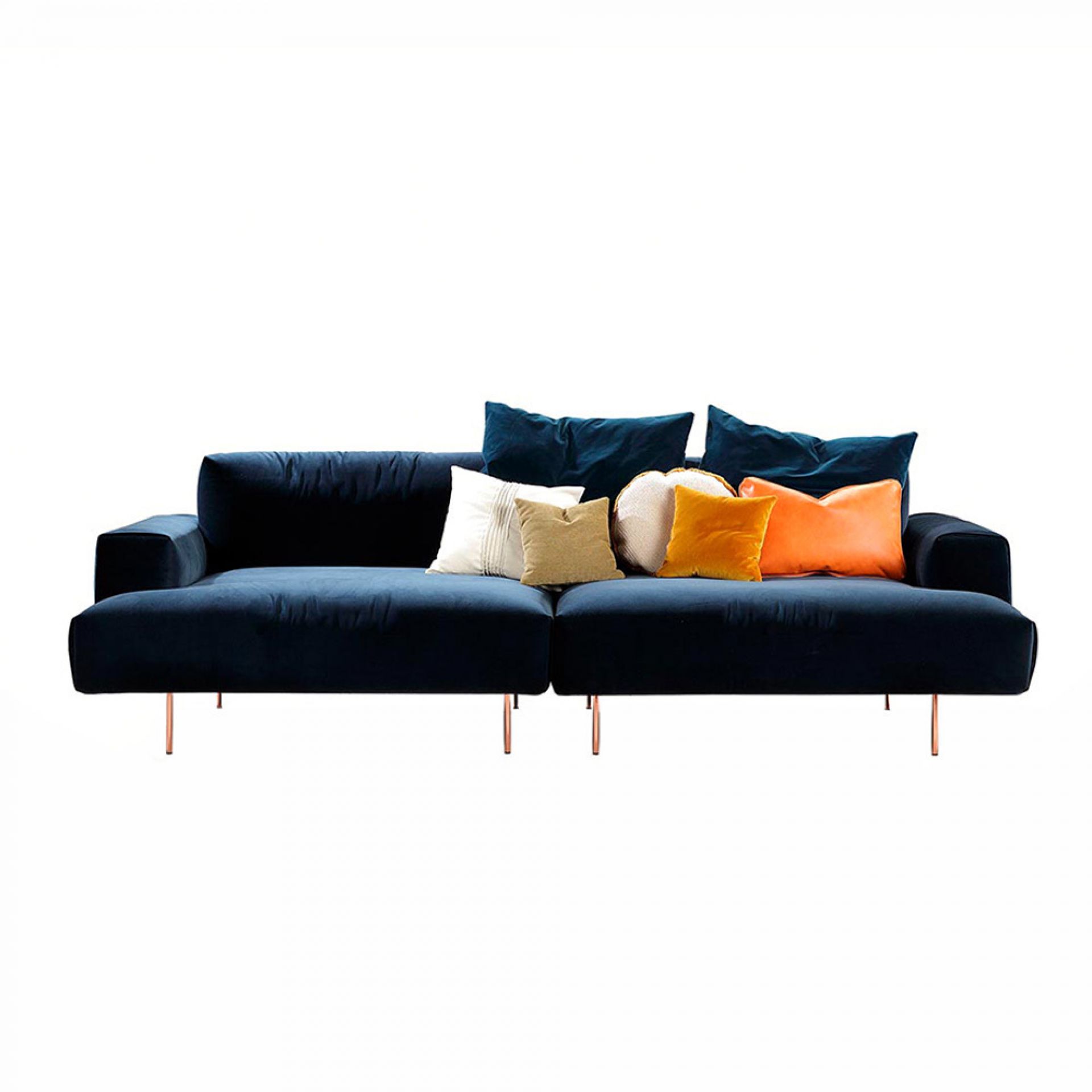 Blaues Tip Toe Sofa von Sancal mit bunten Kissen und filigranen Füßen aus Metall.