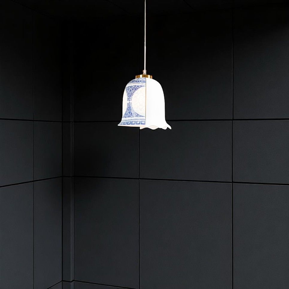Seletti Hybrid Lauvia Deckenleuchte mit blau-weißem Porzellanmuster und glockenförmigem Lampenschirm vor schwarzer Wand.