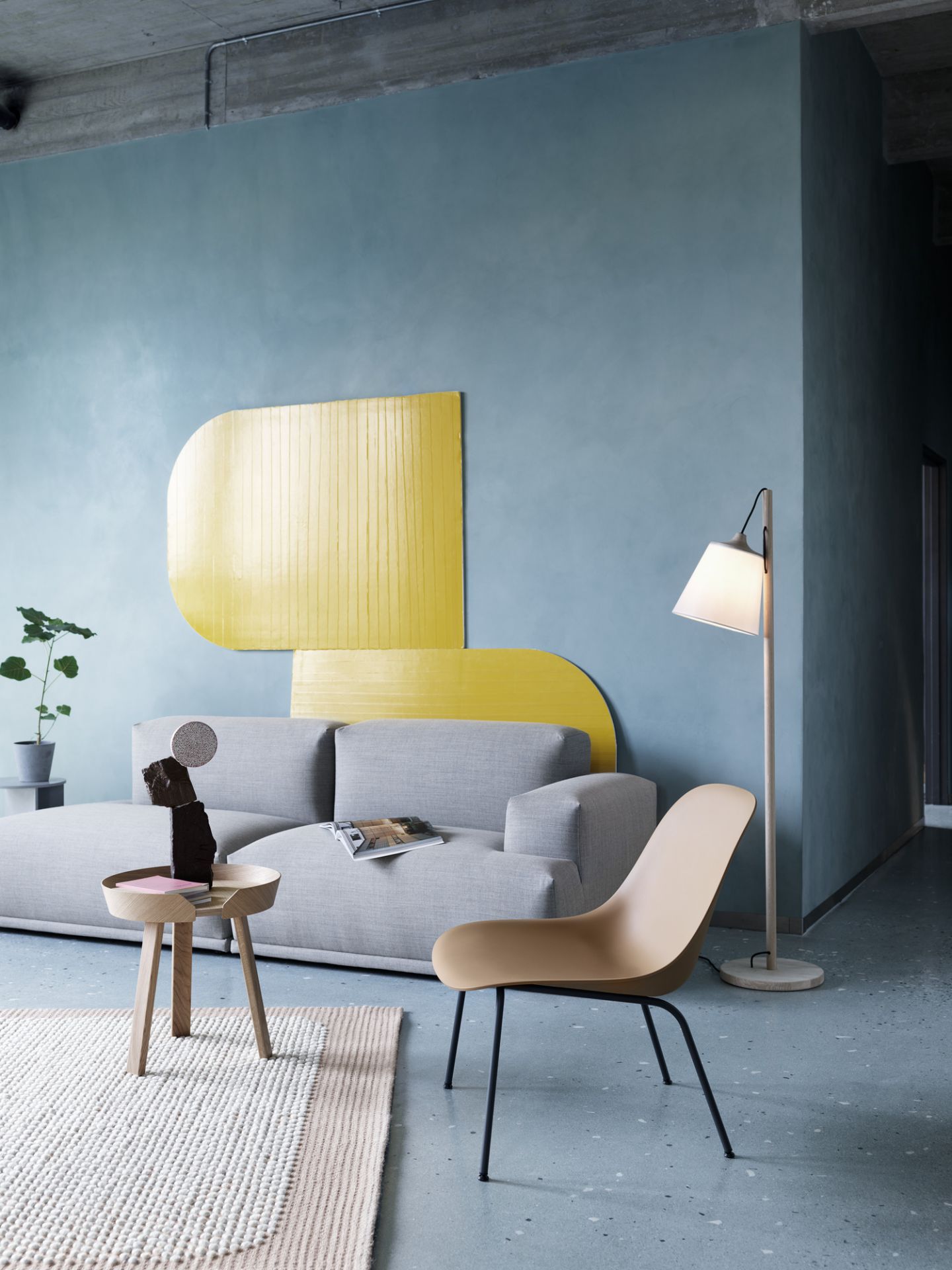 Muuto Around Coffee Table Small Beistelltisch aus Holz im modernen Wohnzimmer mit Sofa und Lampe.