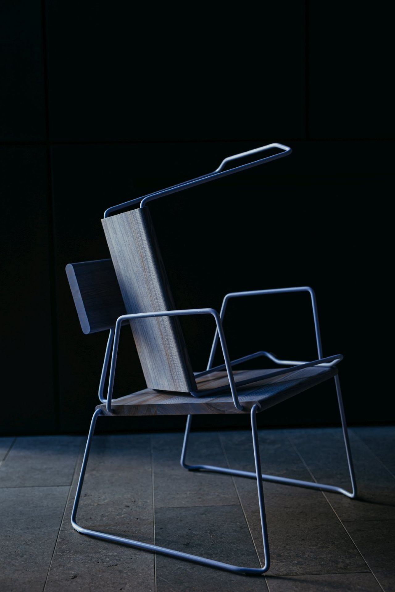D:008 Loungechair von Fuchs & Habicht: Moderner Sessel mit Armlehnen und Holzdetails.