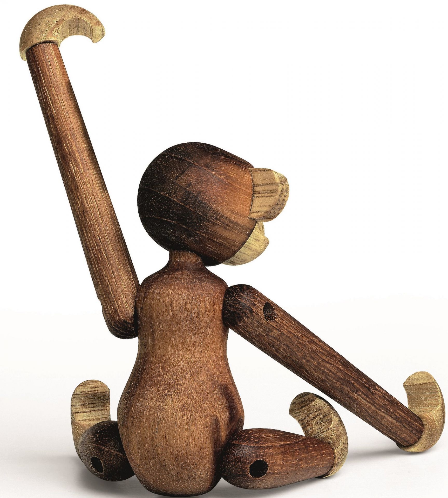 Detailaufnahme des Kay Bojesen Affen, einer kleinen Holzfigur aus Teakholz, sitzend auf weißem Hintergrund.