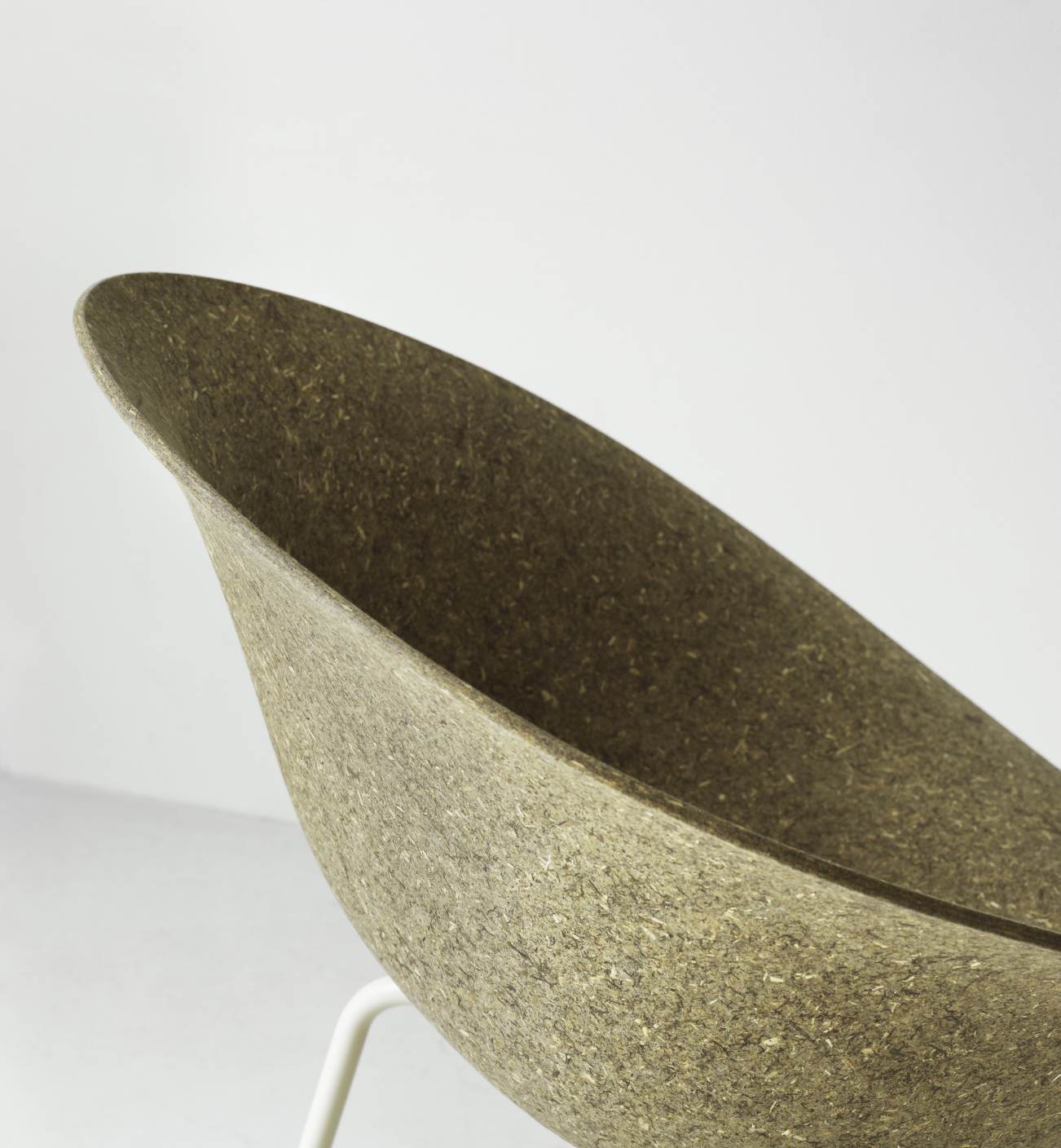 Detailaufnahme des Mat Armchair von Normann Copenhagen, ein moderner Armlehnenstuhl mit Stahlgestell und einzigartiger Sitzschale.
