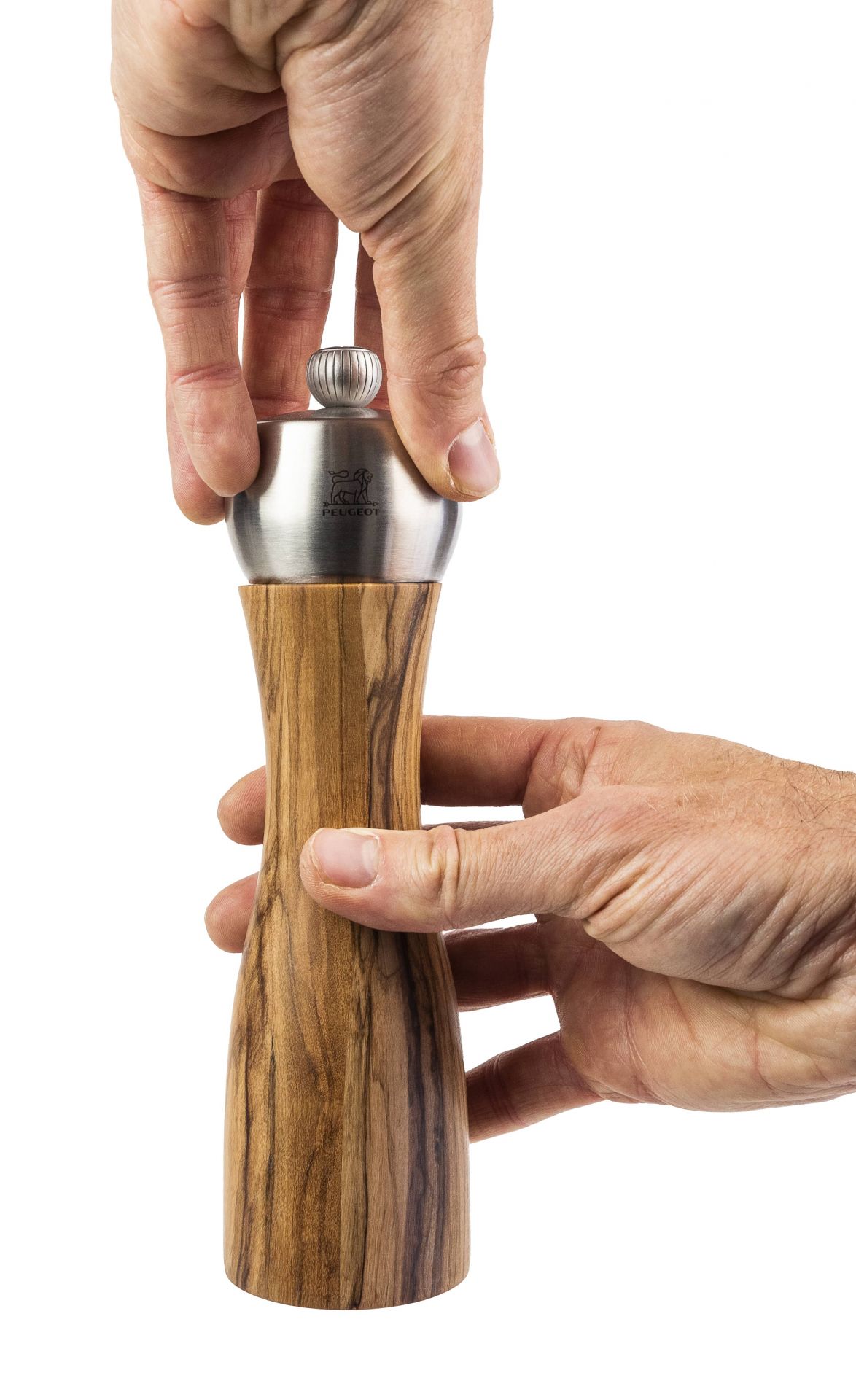 Peugeot Fidji Salzmühle aus Olivenholz, 20cm, in der Hand gehalten, Detailaufnahme der hochwertigen Mühle.