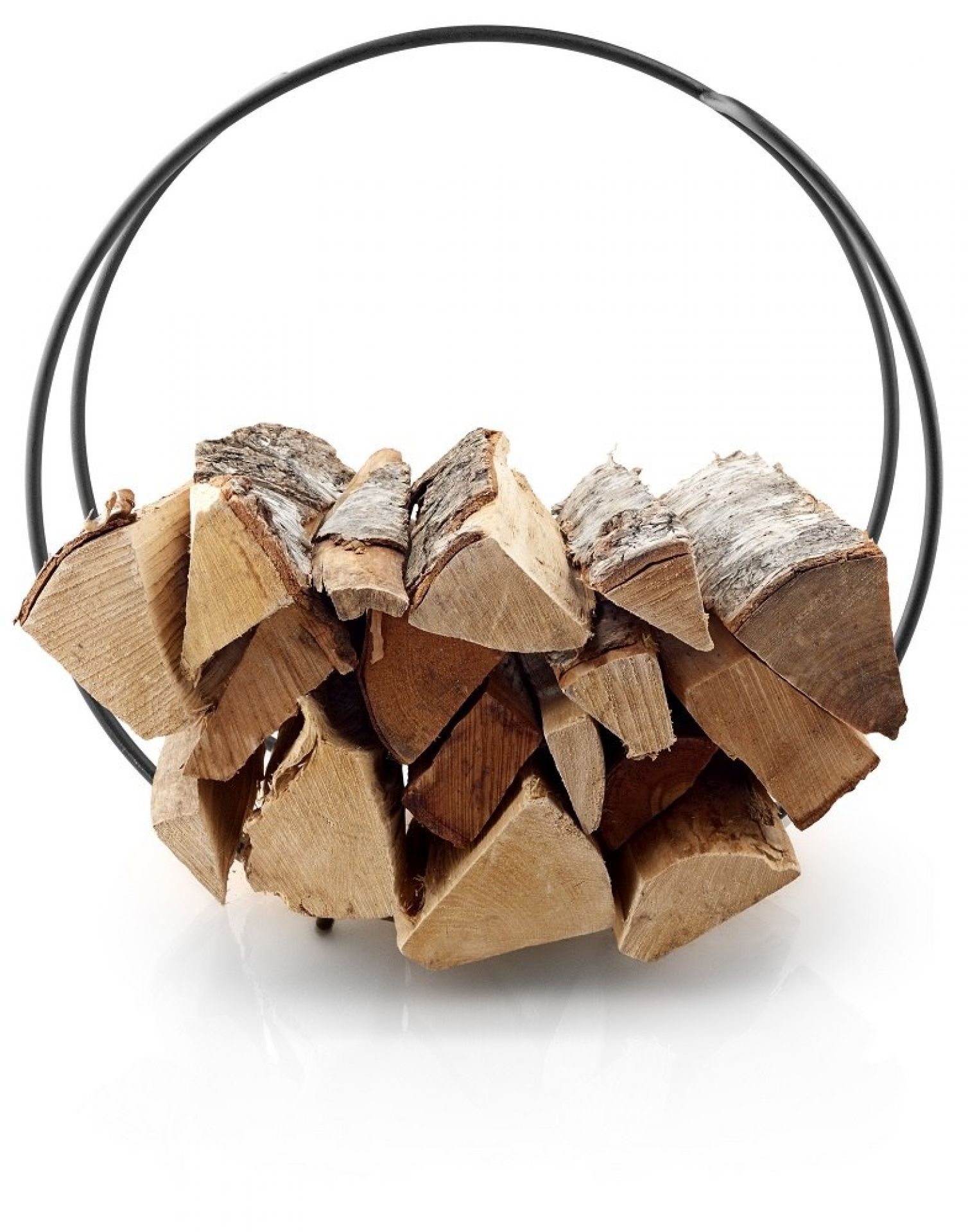 FireGlobe Brennholzhalter: Rundes, schwarzes Metallgestell gefüllt mit gespaltenem Brennholz. Dekorative Kaminholz Lagerung.