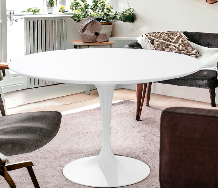 Weißer Saarinen Lounge Tisch von Knoll International mit runder Tischplatte und zentralem Fuß im Wohnzimmer.