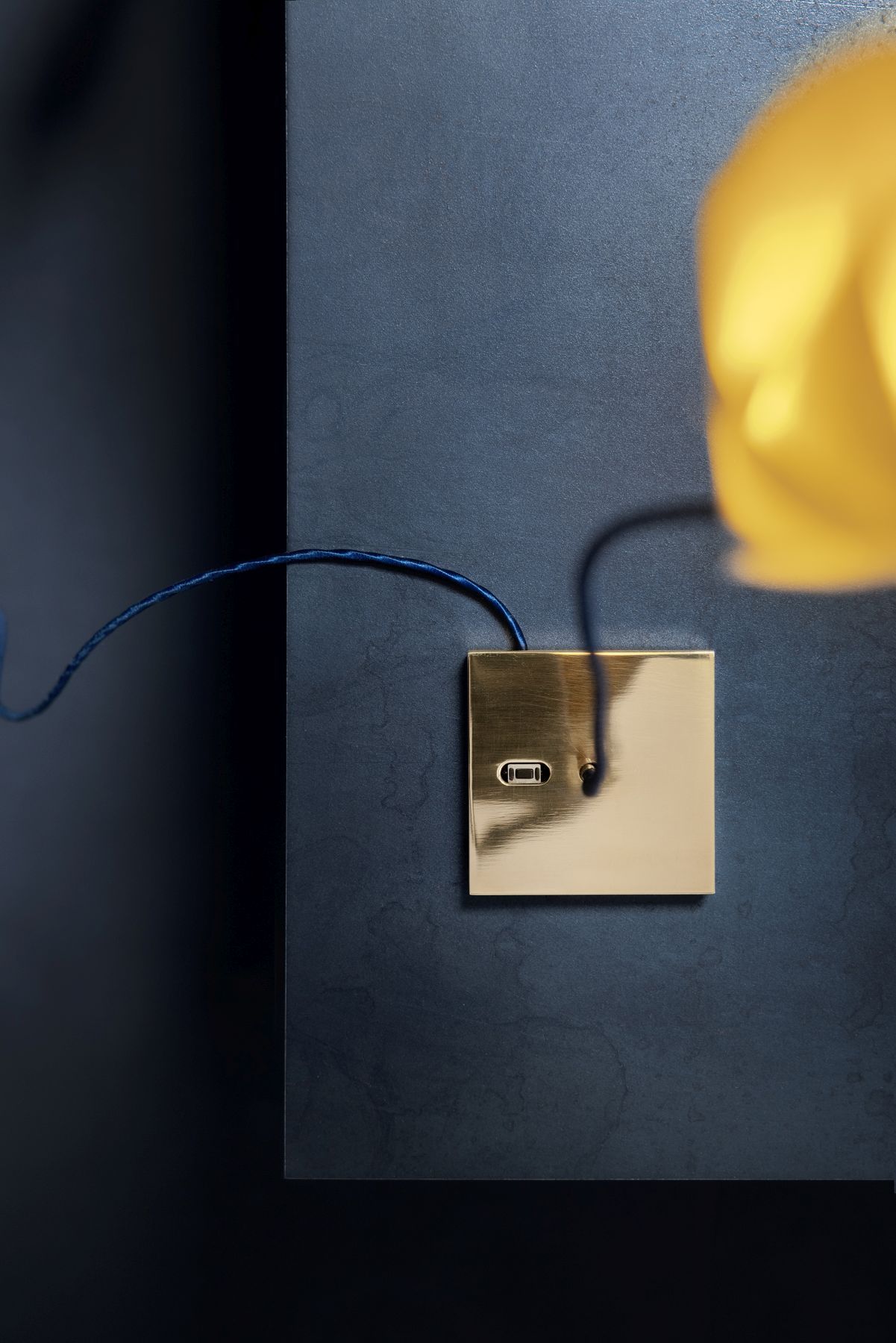 Detailaufnahme der Catellani & Smith For You Tischleuchte: Goldener USB-Anschluss mit blauem Kabel.