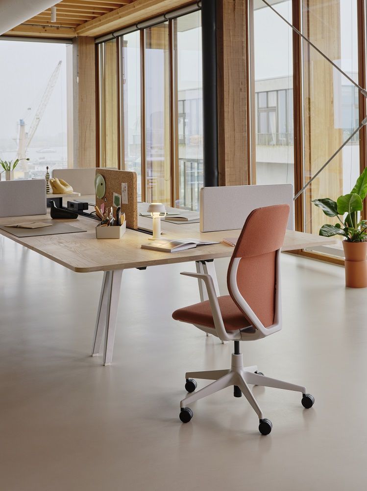 ACX Soft Bürodrehstuhl von Vitra in Orange und Weiß am Schreibtisch im modernen Büro.