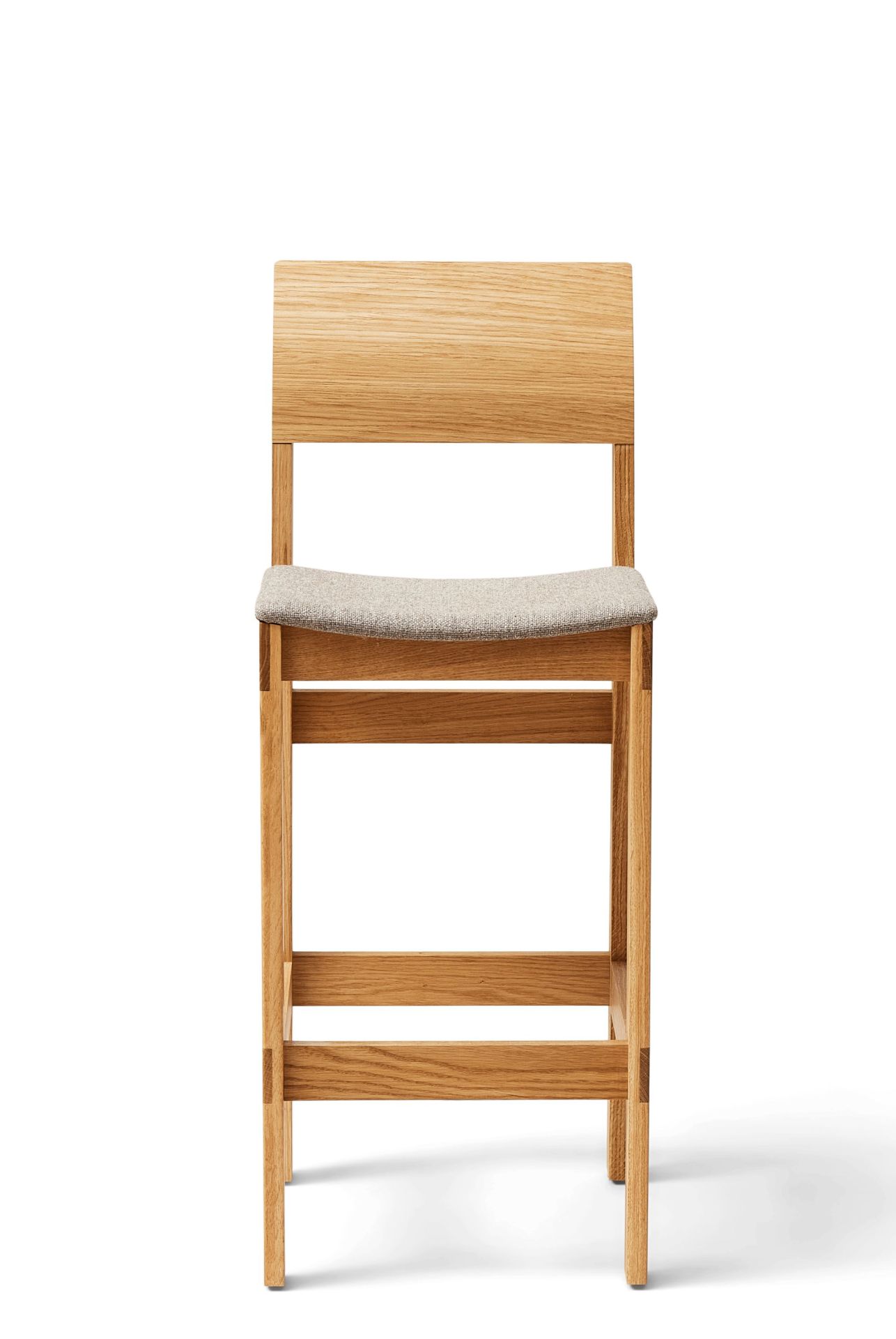 Sonder Barhocker 65 von Form & Refine aus Eiche mit gepolsterter Sitzfläche, Frontansicht.