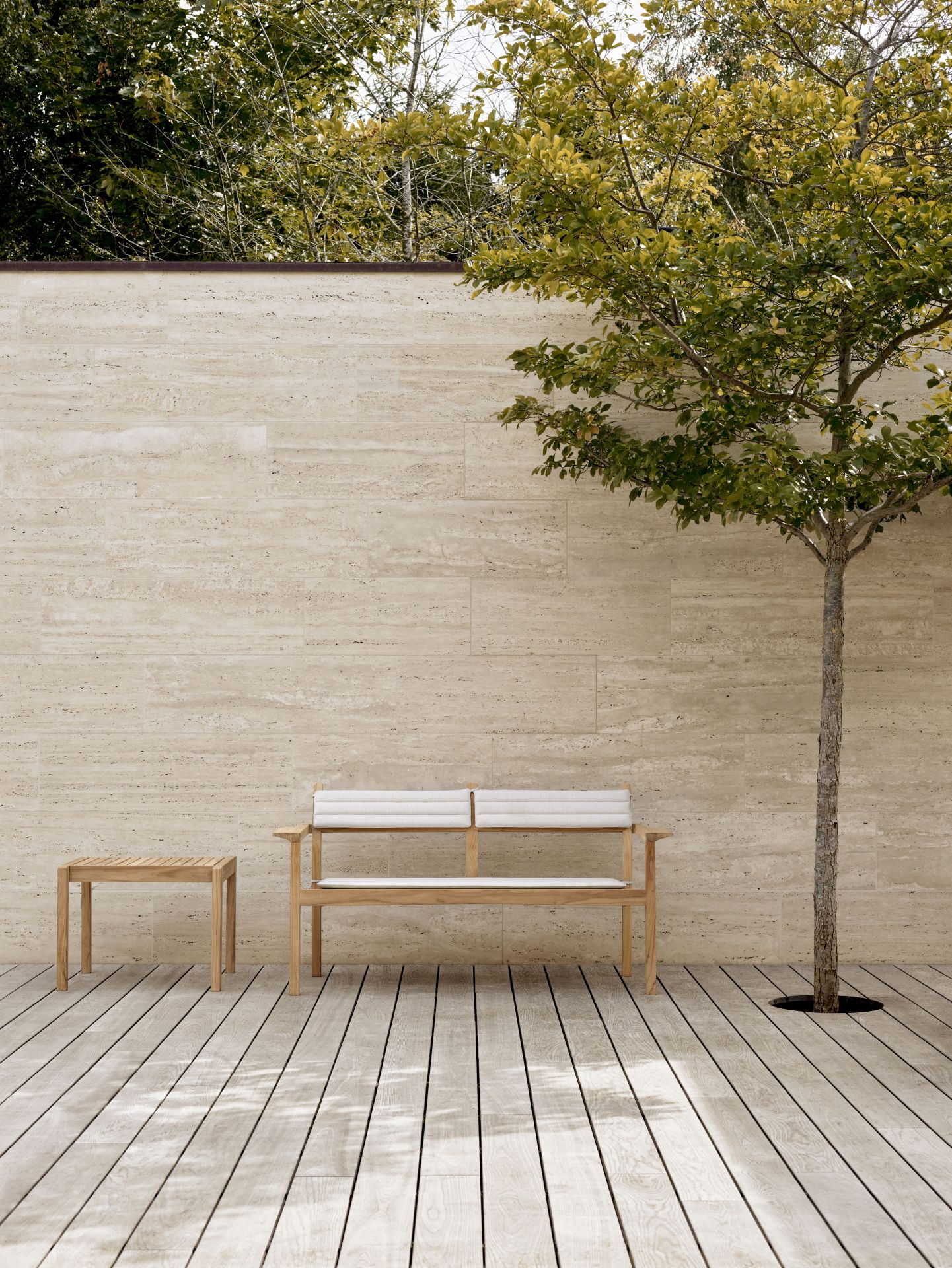 CU AH701S Sitzkissen für Carl Hansen & Søn Lounge Sofa Outdoor mit hellem Holzgestell.