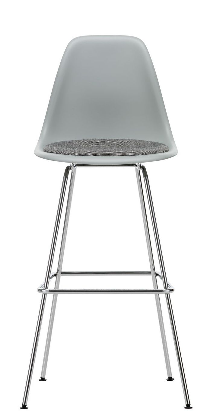 Vitra Eames Plastic Bar Stool in Grau mit Sitzpolster und verchromtem Gestell, Frontansicht.