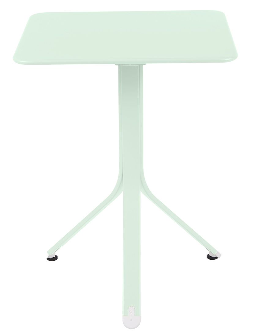 Mintgrüner Rest´O Table Outdoor Tisch von Fermob mit quadratischer Tischplatte und filigranem Stahlgestell.