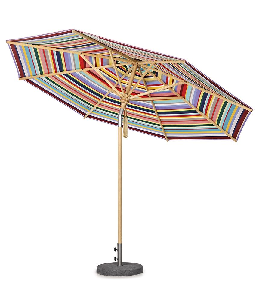 Weishäupl Klassiker Schirm: Sonnenschirm mit bunt gestreiftem Bezug, Holzgestell und grauem Schirmständer für Garten und Terrasse.