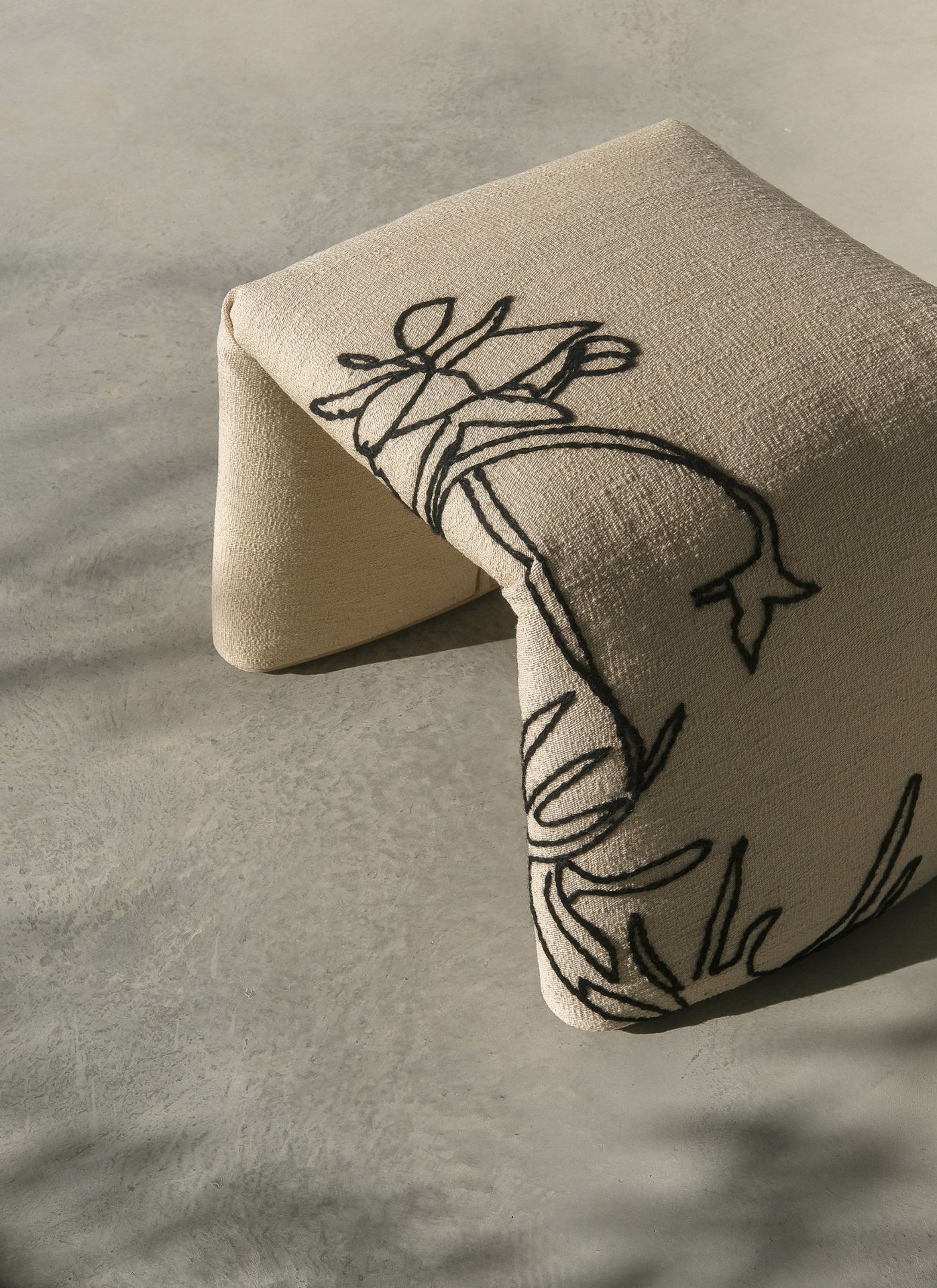 Beige Nanimarquina Bank mit Blumenmuster, moderne Sitzbank für Wohnzimmer und Wartebereiche.