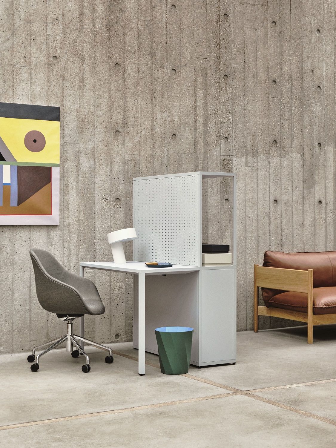 Grauer About a Chair AAC 155 Soft Duo Stuhl von Hay am Schreibtisch im modernen Büro.