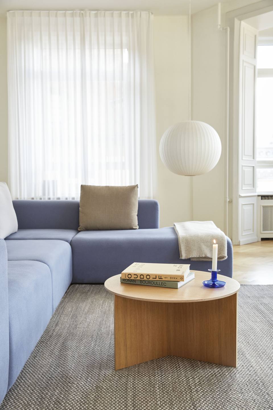Warmgraues Hay Mags Sofa Eckkombination mit niedrigem Armlehne links im Wohnzimmer.
