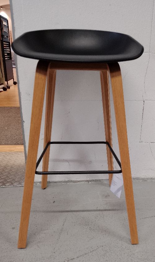 About a Stool AAS32 Barhocker mit schwarzer Sitzfläche und Holzbeinen, ideal für Küche oder Bar.