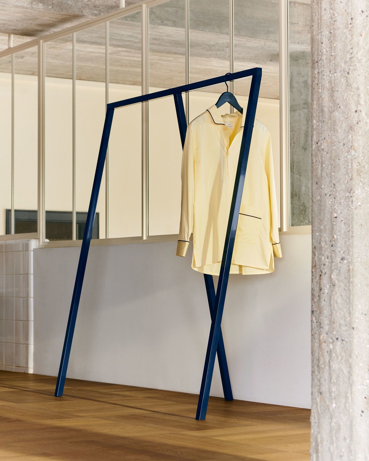 Hay Loop Stand Wardrobe Garderobe in Blau mit gelbem Hemd im modernen Interieur.