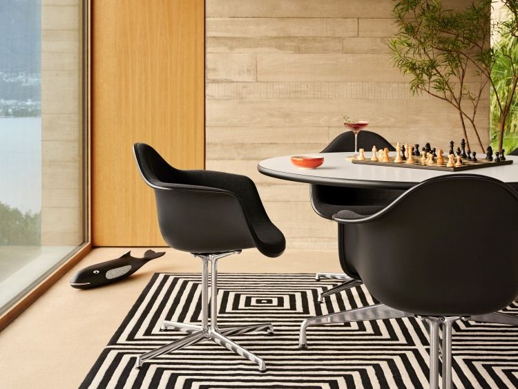 Eames House Whale Skulptur aus Esche von Vitra, dekoratives Holzobjekt in modernem Wohnambiente.