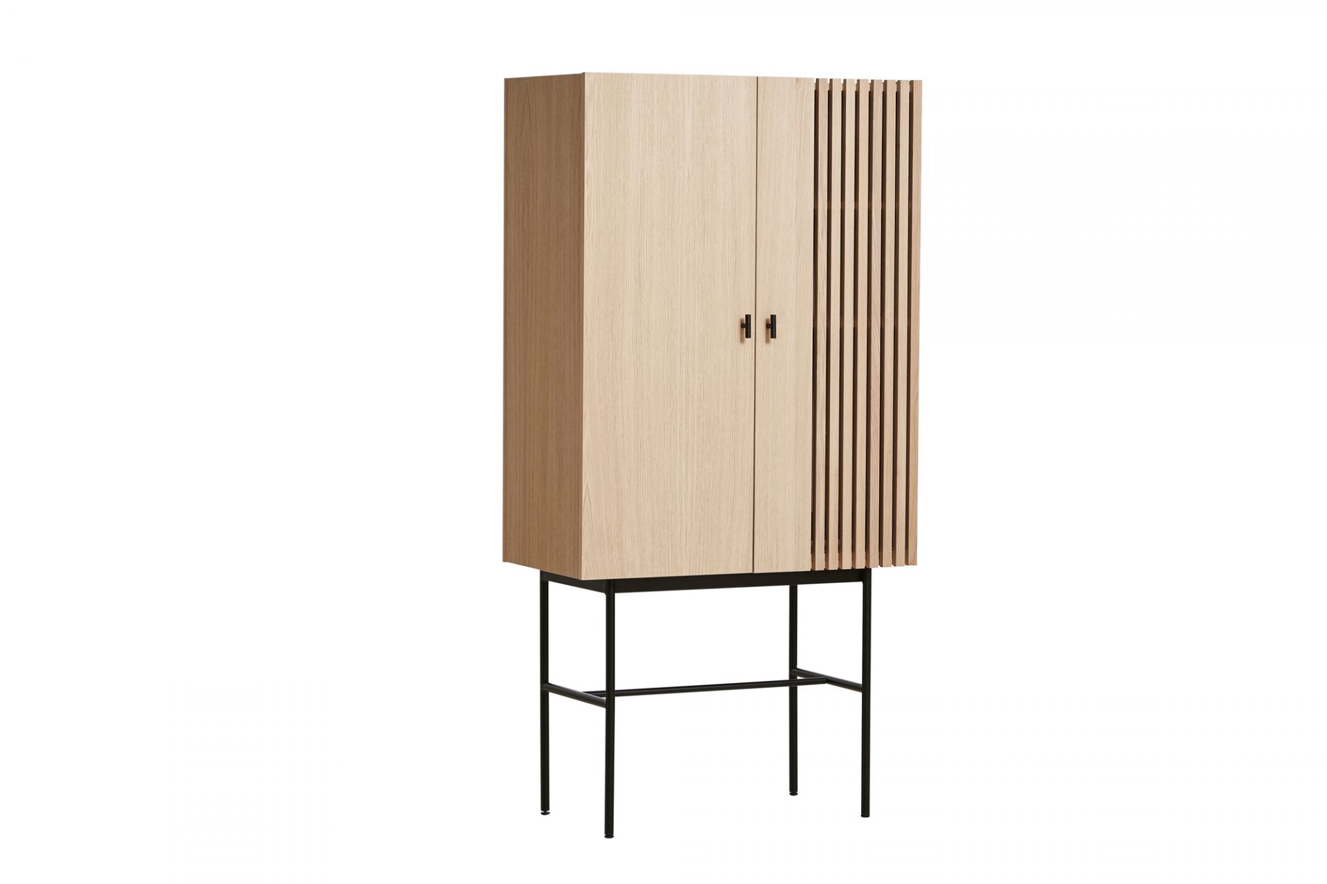Array Highboard Eiche Woud: Modernes Sideboard aus Eichenholz mit schwarzen Metallbeinen und Lamellentür.