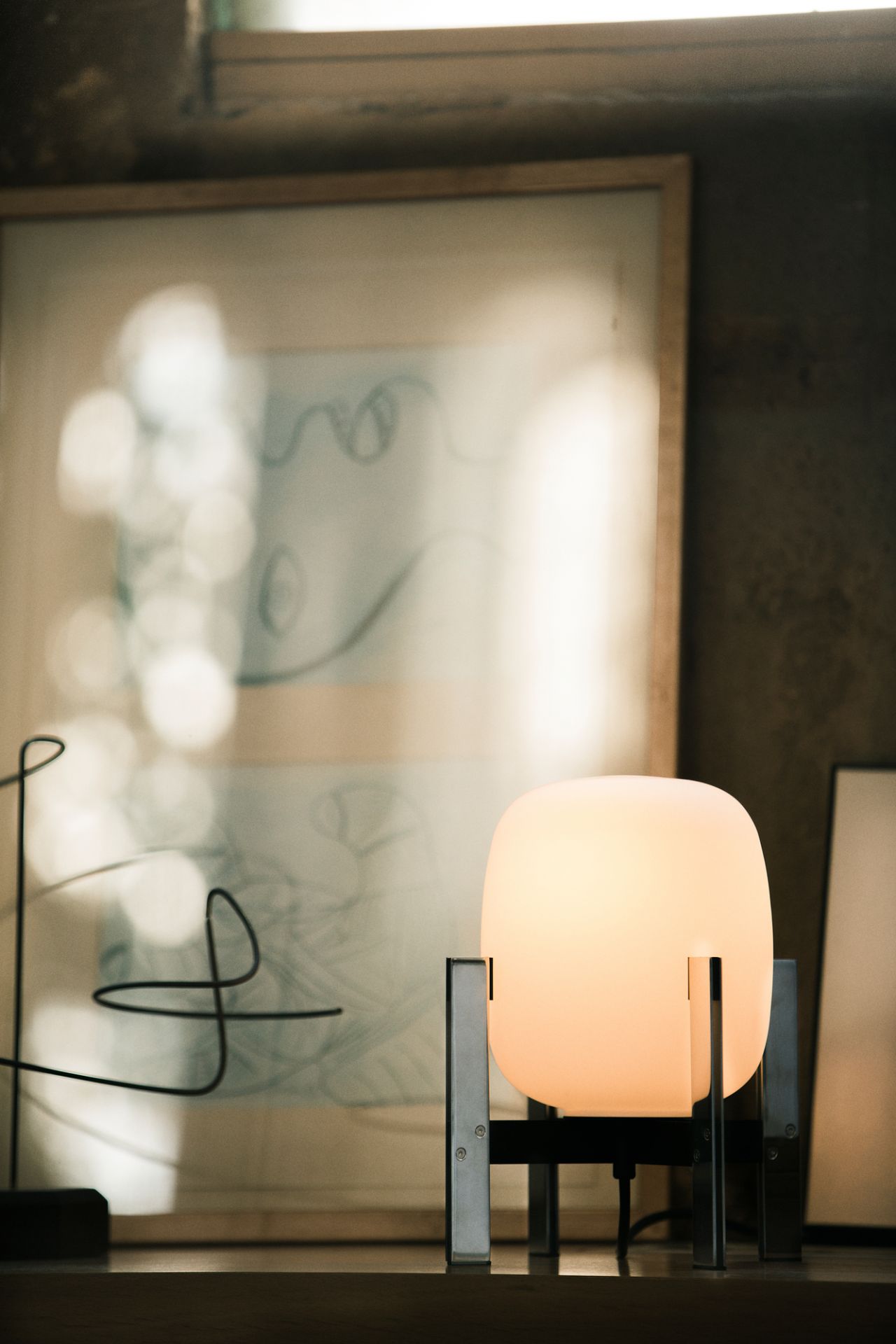 Nahaufnahme der leuchtenden Cestita Metálica Tischleuchte von Santa & Cole. Moderne Tischlampe mit Metallgestell.