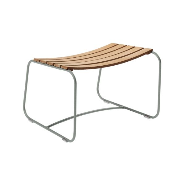 Fermob Surprising Outdoor-Fußhocker mit Lattenrost aus Holz und grauem Metallgestell, freigestellt auf weißem Hintergrund.