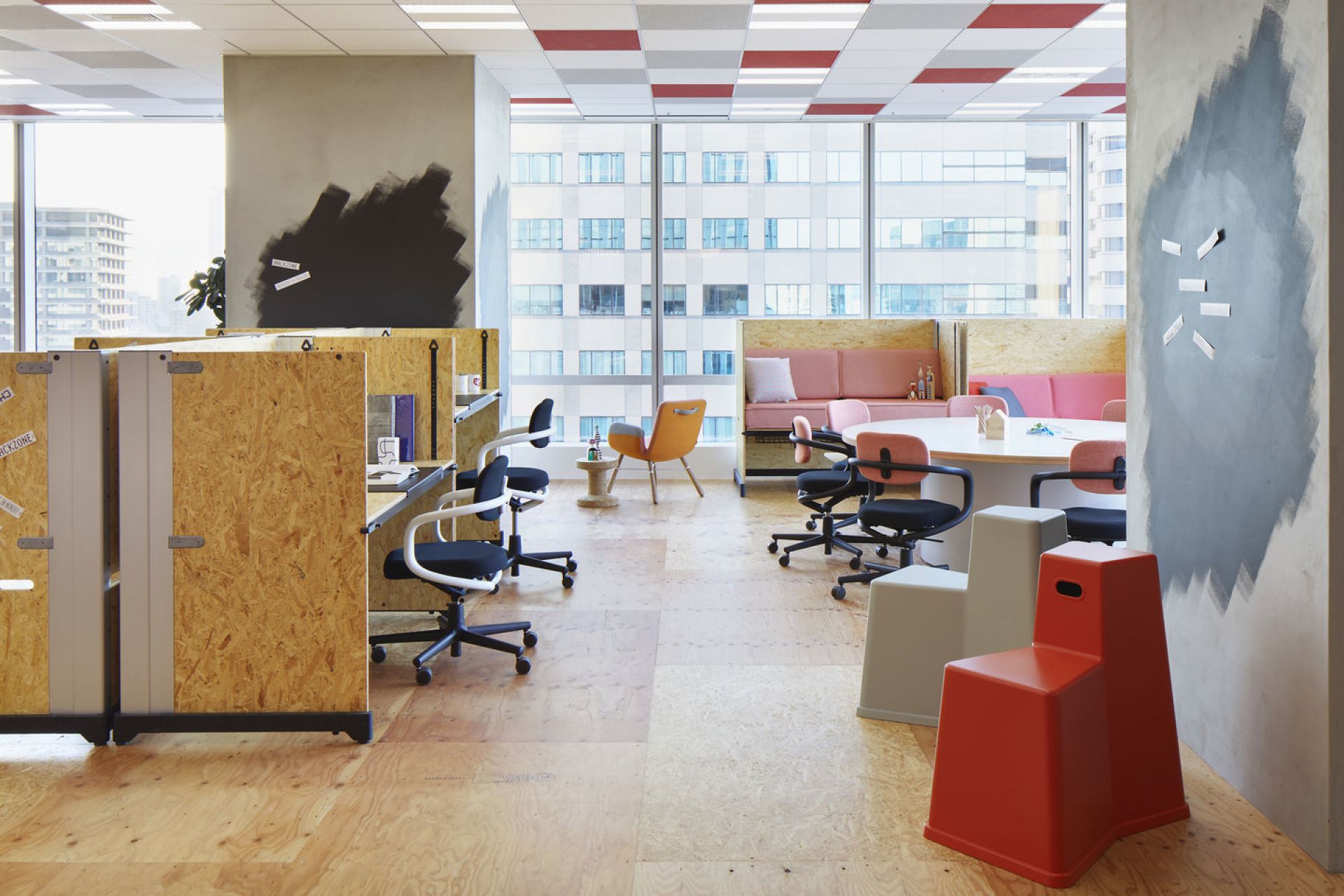 Büro mit Vitra Allstar Bürodrehstühlen in Schwarz und Weiß, ergonomische Sitzmöbel für modernes Arbeiten.