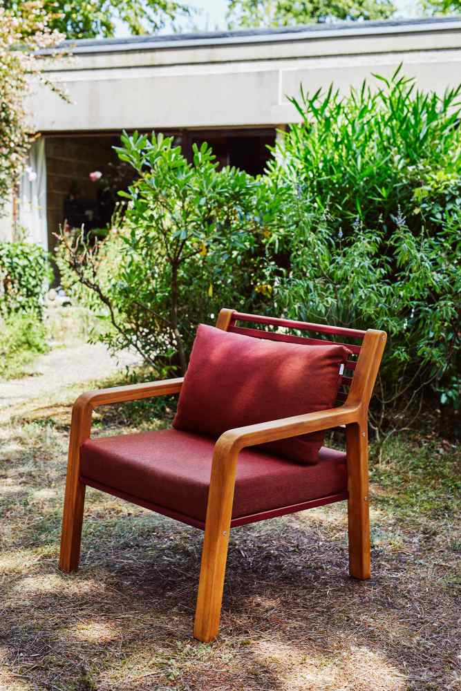 Somerset Sessel von Fermob, ein moderner Outdoor Sessel aus Holz und rotem Stoff.