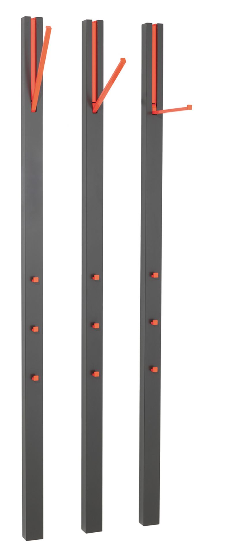 Schönbuch Line Garderobenelement: Drei graue, minimalistische Garderobenleisten mit orangefarbenen Haken und Ablagen für Flur und Diele.