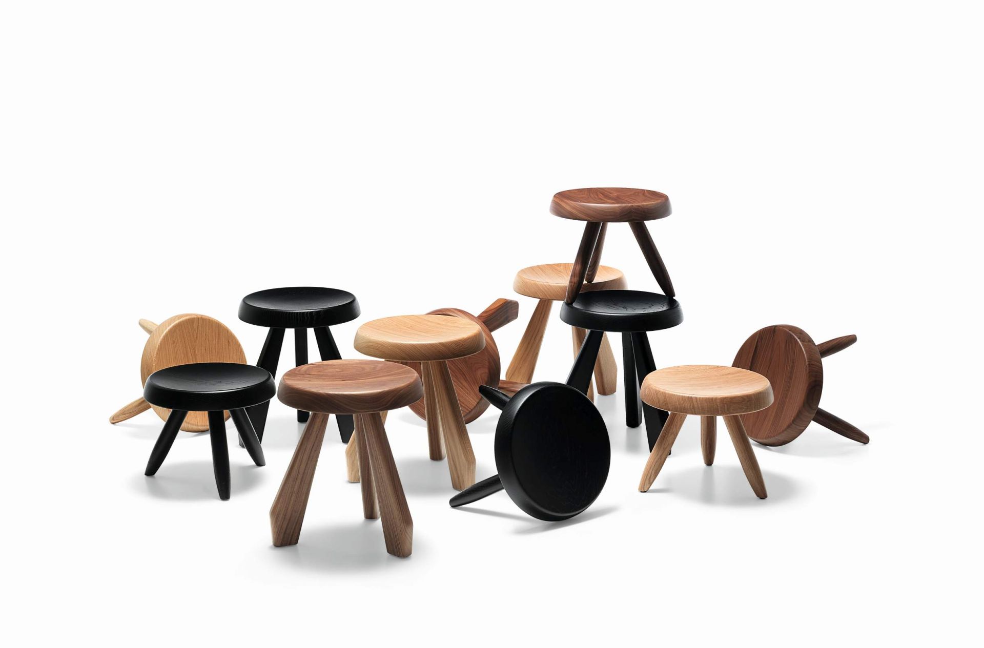 Gruppe von Cassina Méribel Hockern aus Holz in verschiedenen Farben und Größen.