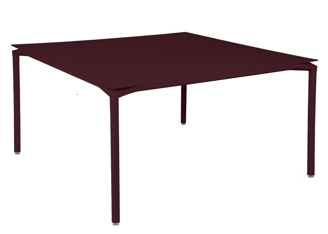 Burgunderroter Calvi Tisch von Fermob für den Außenbereich, quadratisch mit minimalistischem Design und vier Beinen.