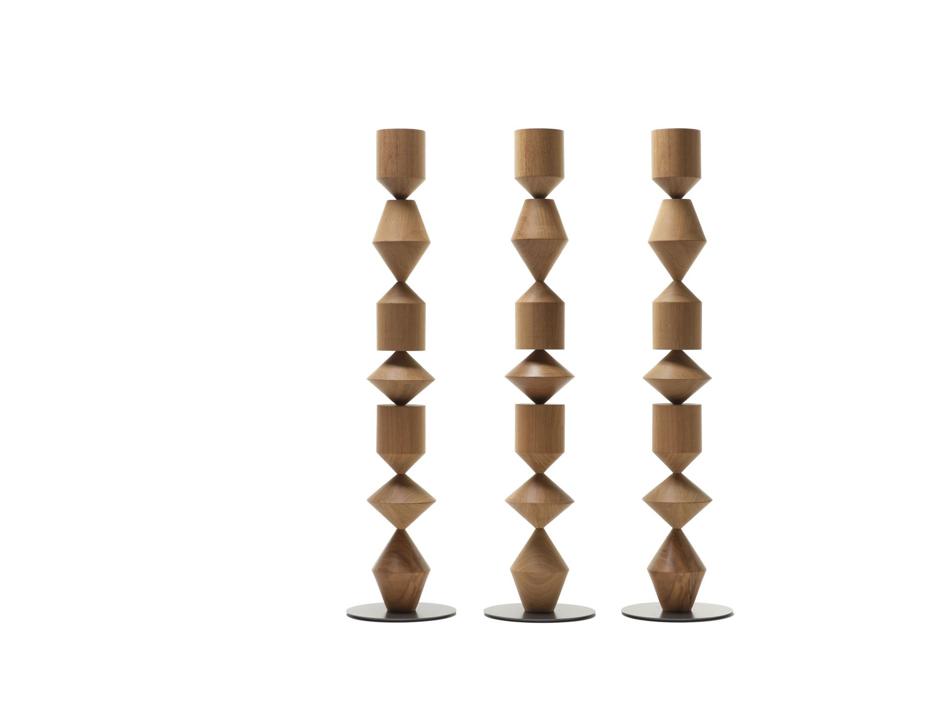 Costantina Stehlampe aus Holz von Mogg: Drei moderne Holzleuchten auf runden Sockeln.