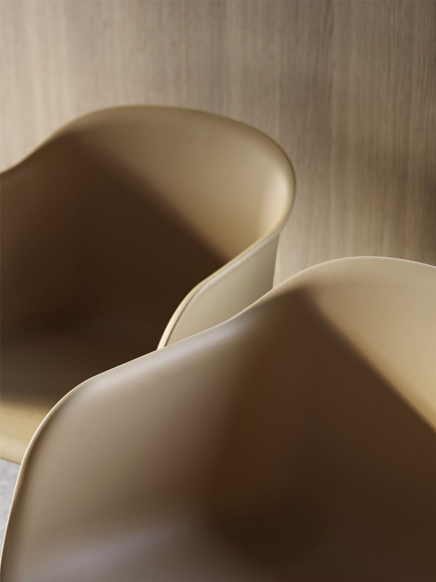 Detailaufnahme zweier Fiber Armchair Stühle von Muuto in Beige. Design Stuhl für Esszimmer.