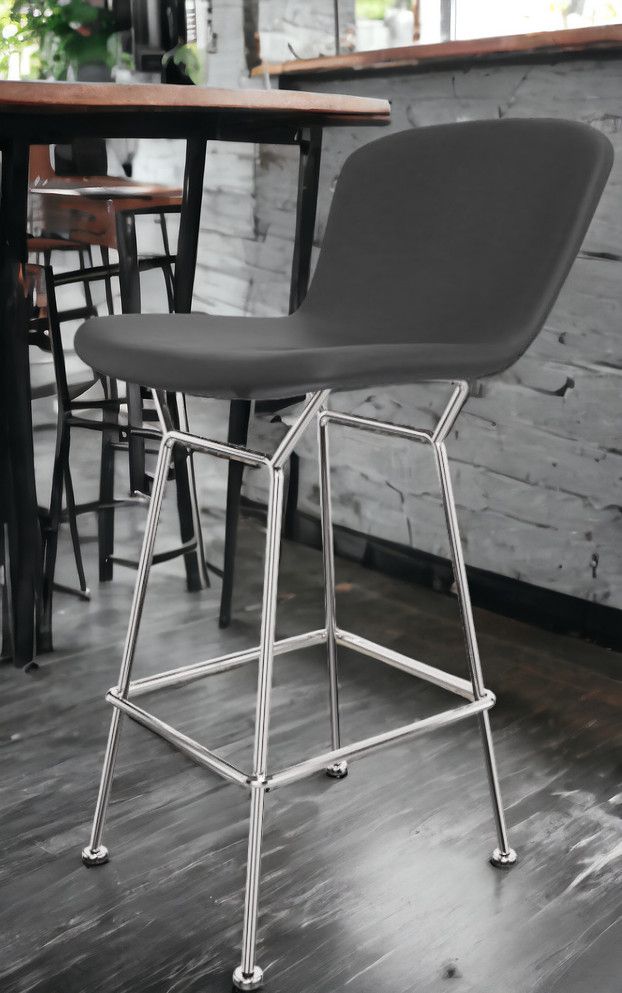 Bertoia Barhocker in Thekenhöhe mit grauem Sitz und verchromtem Gestell. Design Barstuhl.