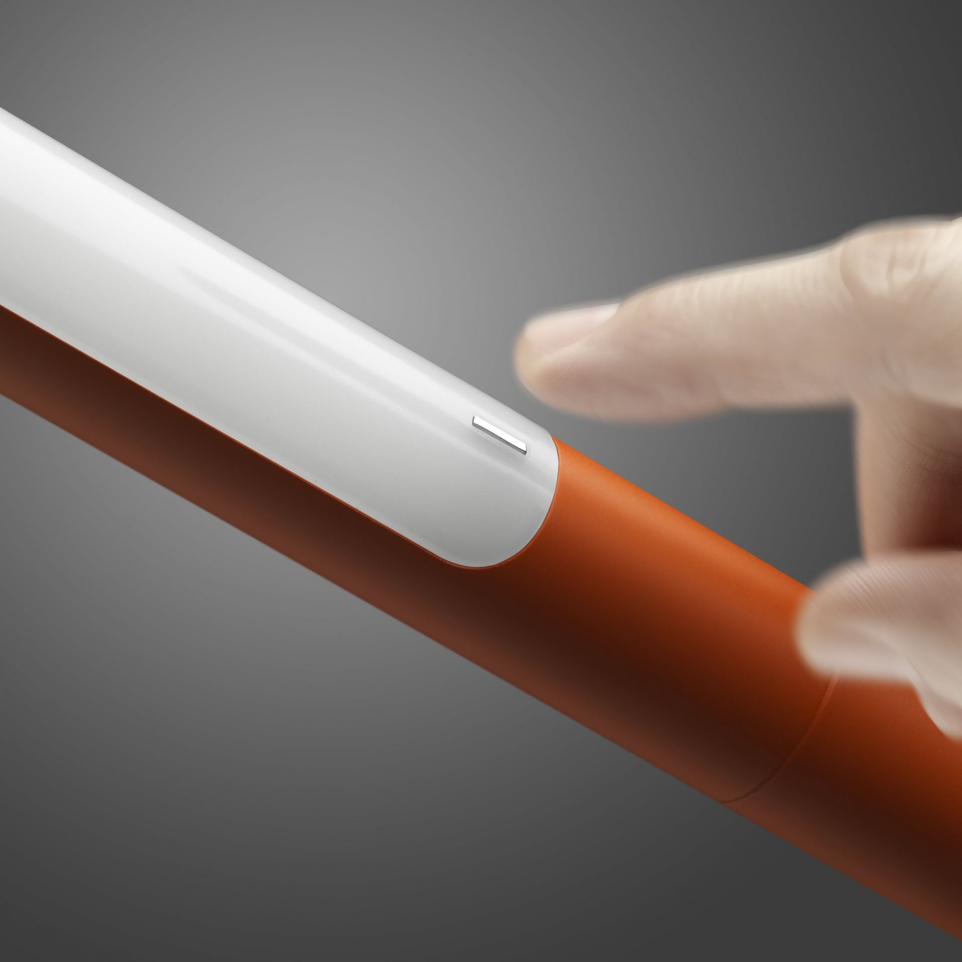 Nahaufnahme der Tuareg Stehleuchte von Foscarini, Hand berührt den weißen Lichtbalken, modernes Design.
