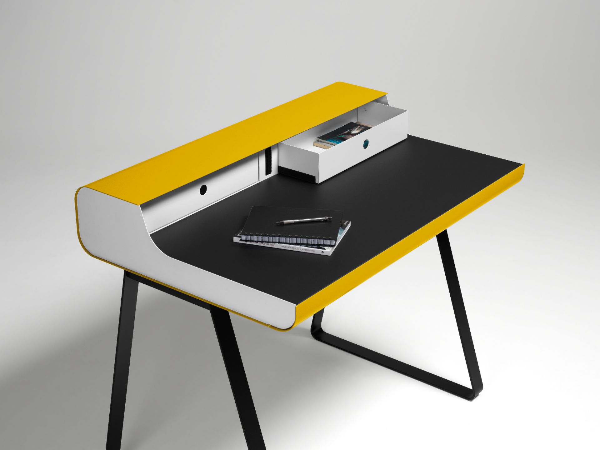 Gelber PS10 Sekretär von Müller Möbelfabrikation mit schwarzer Arbeitsfläche und minimalistischem Design. Moderner Schreibtisch mit Schublade.