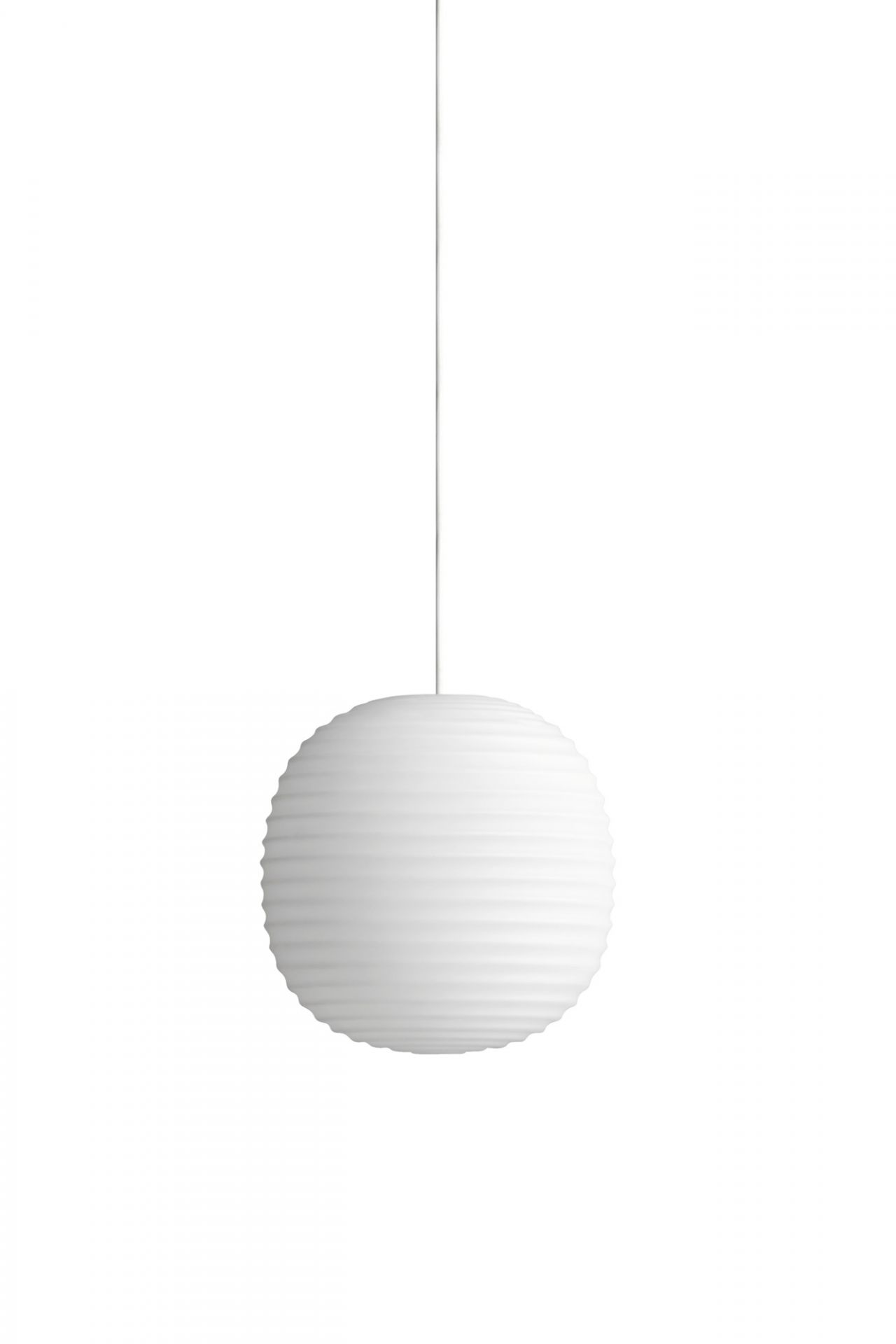 Weiße Lantern Pendelleuchte von New Works, kugelförmig mit gerippter Oberfläche, Durchmesser 20 cm.