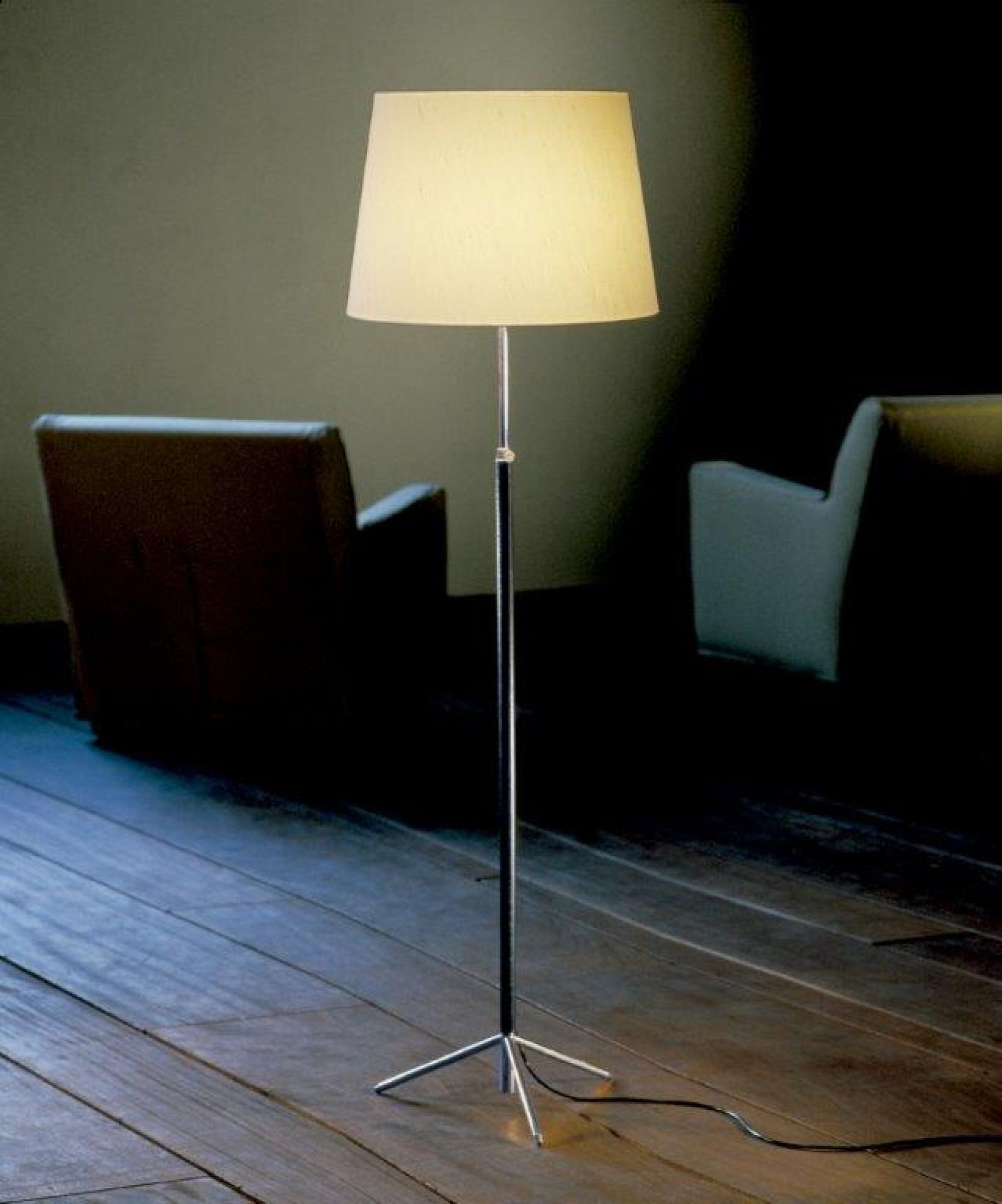Elegante Pie de Salon Stehleuchte von Santa & Cole mit Stoffschirm und filigranem Metallfuß im Wohnzimmer.