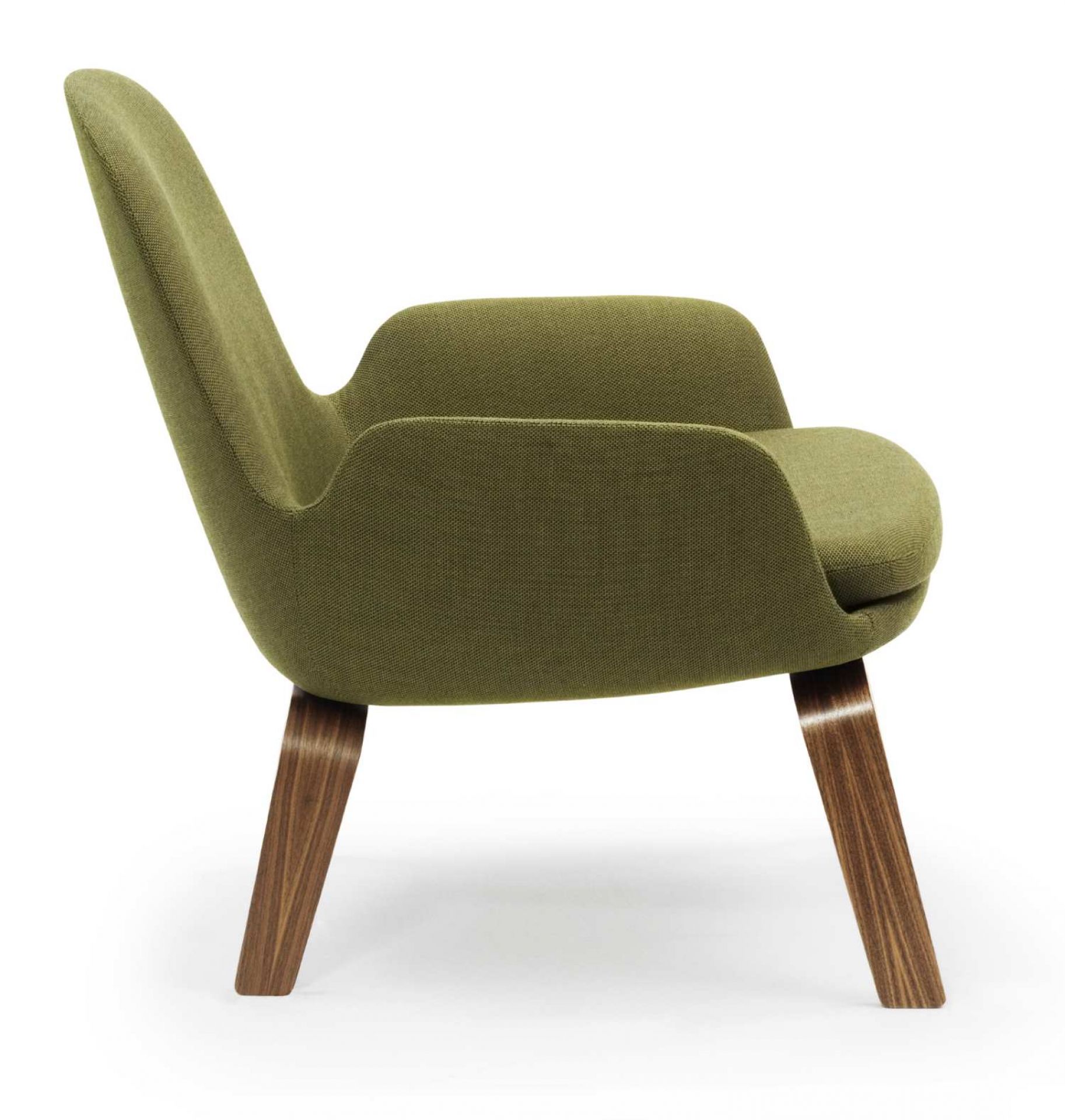 Era Lounge Chair von Normann Copenhagen, niedriger Sessel mit olivgrünem Stoffbezug und Holzfüßen, Seitenansicht.