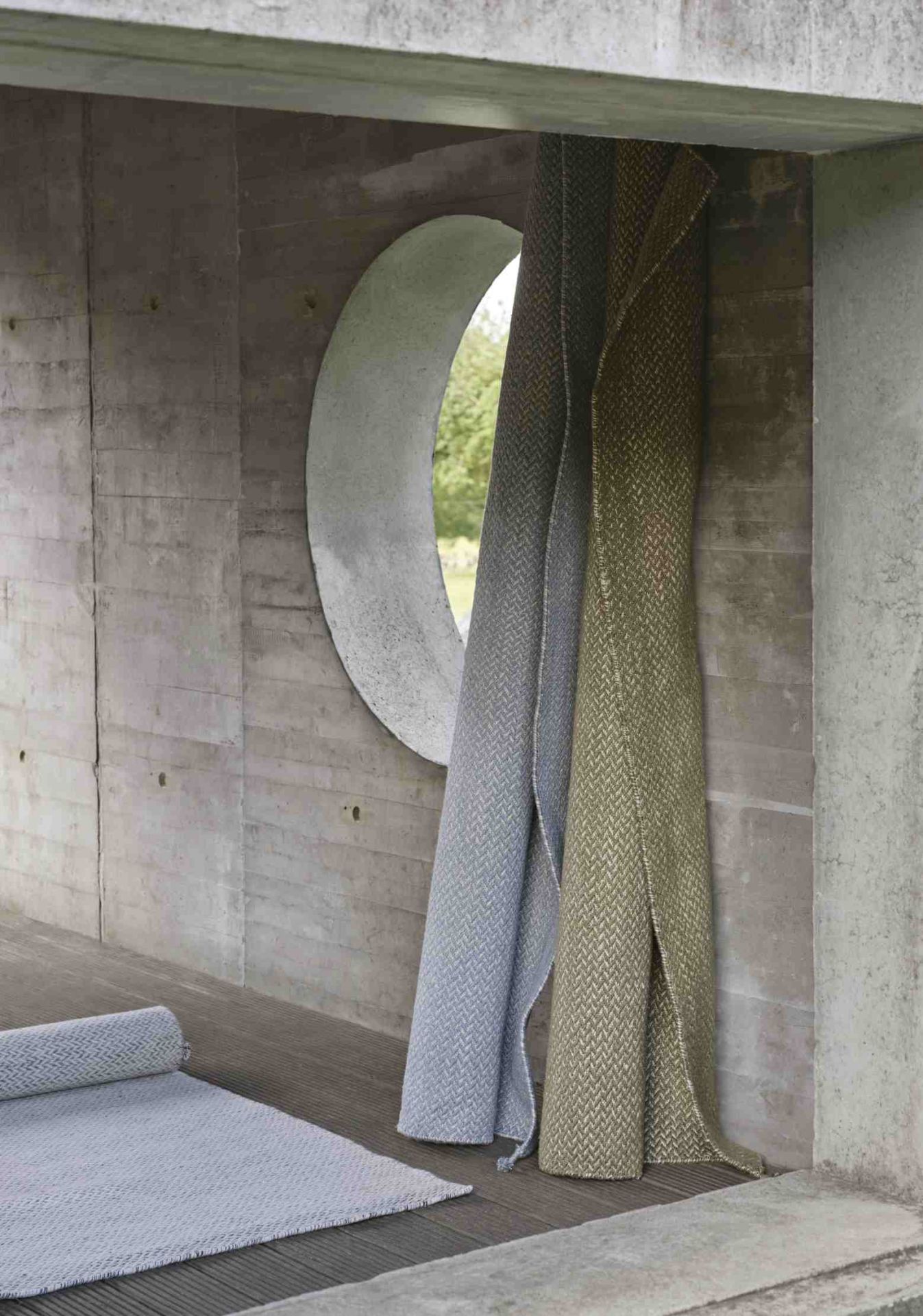Muuto Ply Rug aus recyceltem Polyester für Innen- und Außenbereiche in Grau und Grün.