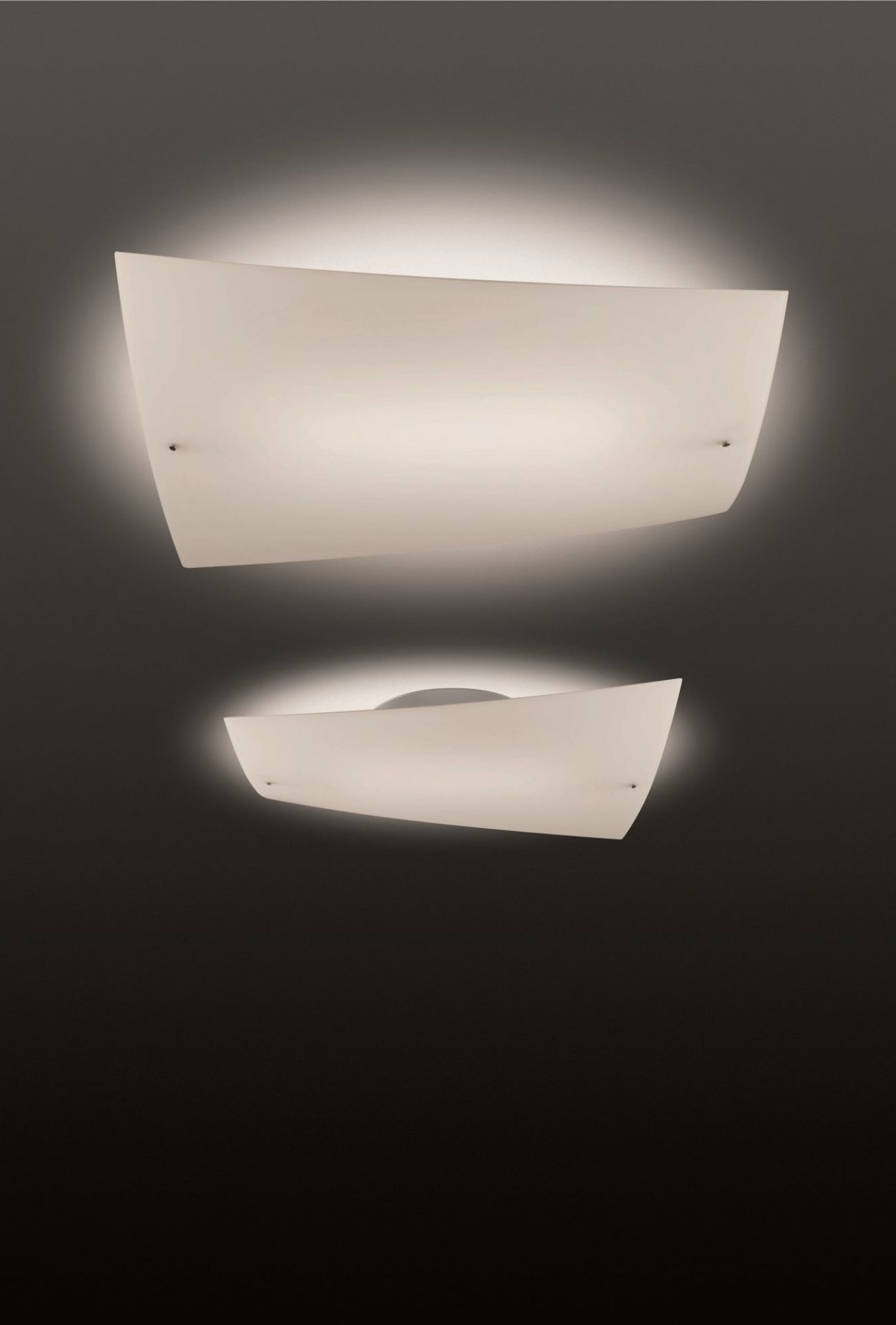 Zwei Foscarini Deckenleuchten, Folio Grande, in Weiß, moderne Innenbeleuchtung für Wohnzimmer und Schlafzimmer.