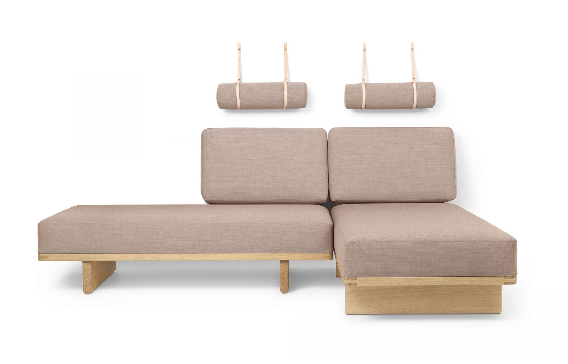 Carl Hansen Daybed BM0865 Tagesbett mit hellbraunem Stoffbezug und zwei passenden Nackenrollen.