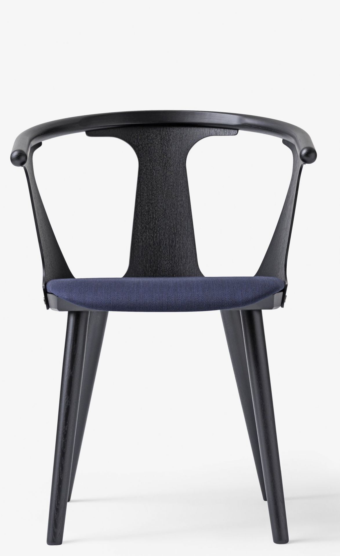 Schwarzer In Between Armchair Armlehnenstuhl von AndTradition mit blauem Sitzpolster, Frontansicht auf weißem Hintergrund.