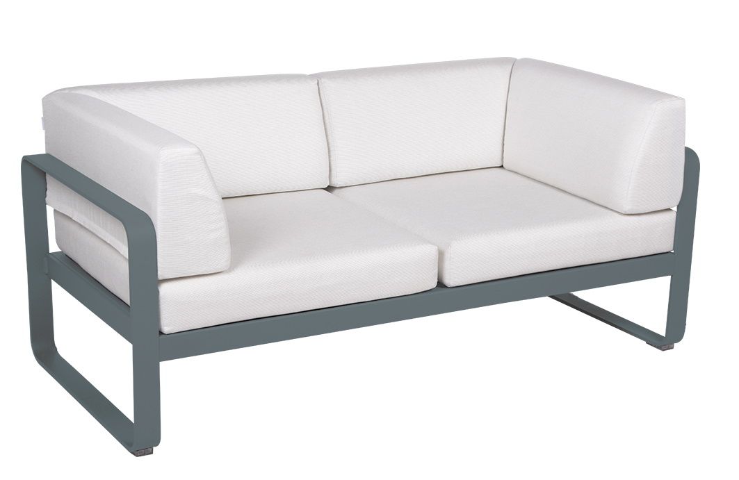 Fermob Bellevie Sofa, 2-Sitzer Gartensofa mit grauem Aluminiumrahmen und weißen Polsterkissen für den Außenbereich.