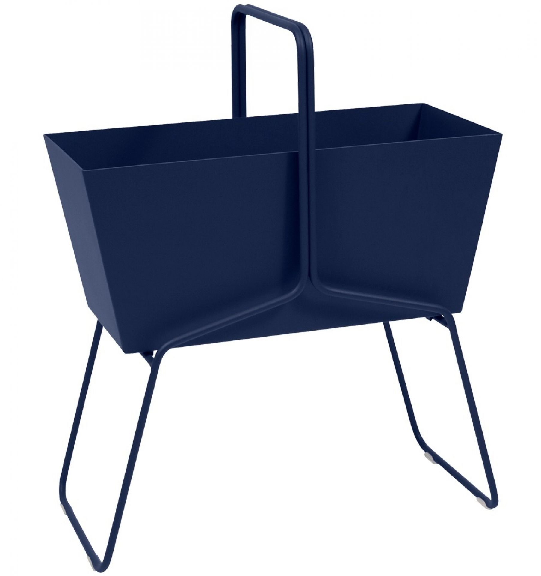 Blauer Fermob Basket Blumenkasten hoch mit Tragegriff und filigranem Metallgestell für den Garten.