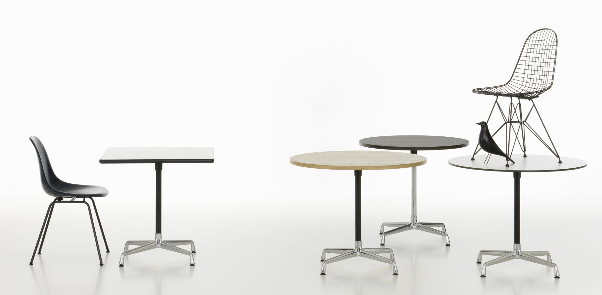 Eames Contract Table von Vitra: Runde und quadratische Tische in verschiedenen Farben mit Stühlen.