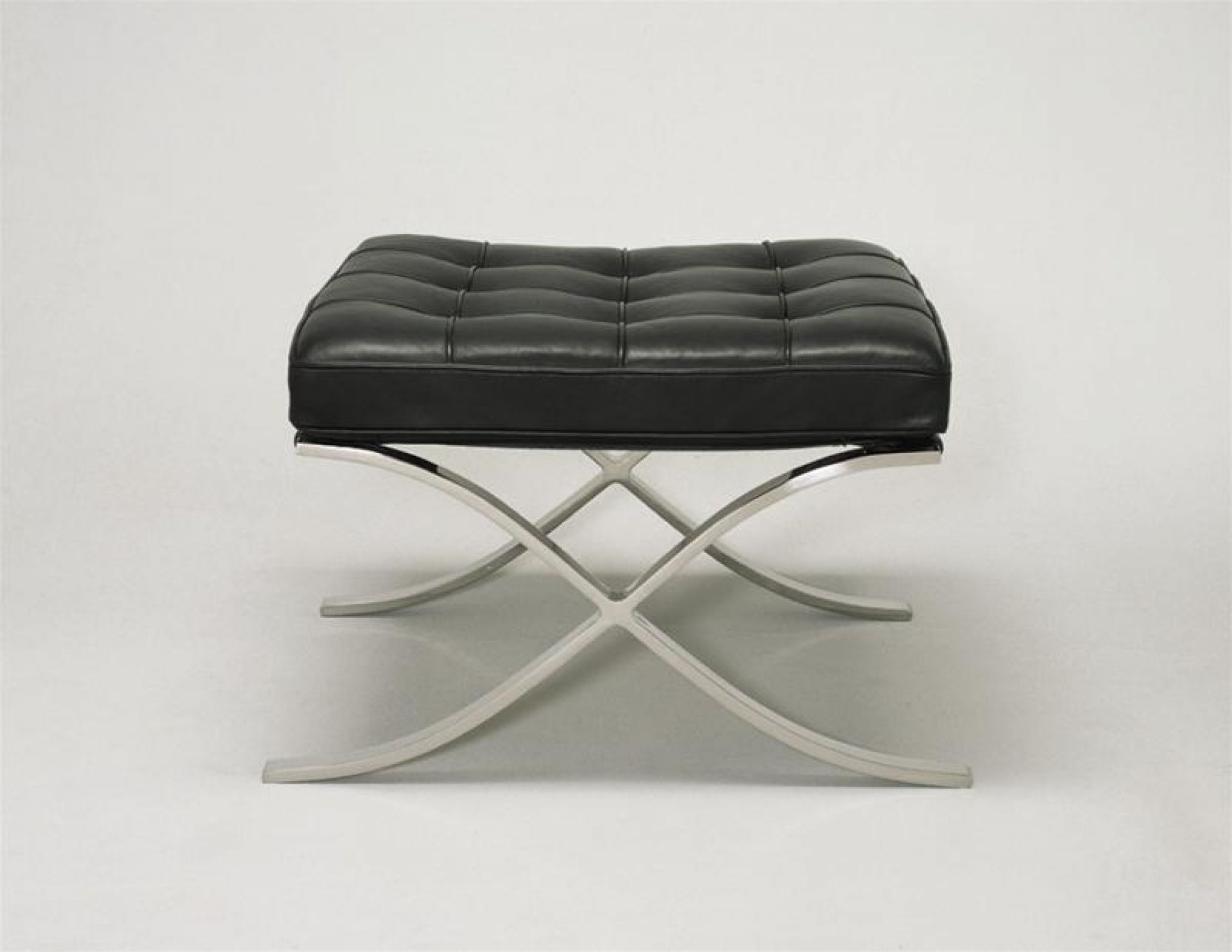 Barcelona Hocker von Knoll International mit schwarzem Lederkissen und verchromtem Stahlgestell.