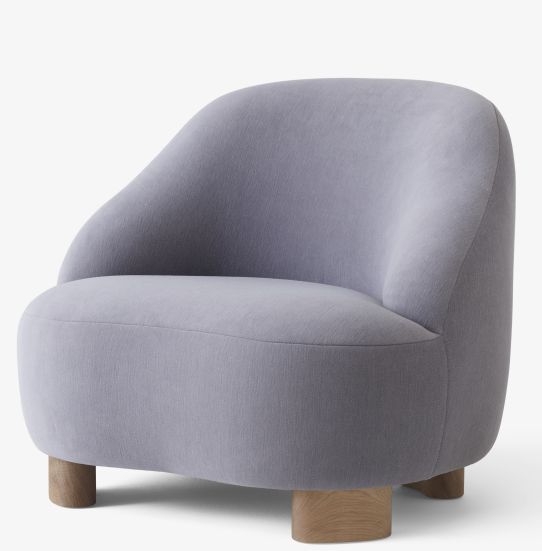 Margas Loungesessel LC1 von AndTradition, moderner Sessel mit hellgrauem Stoffbezug und Holzfüßen für Wohnzimmer.